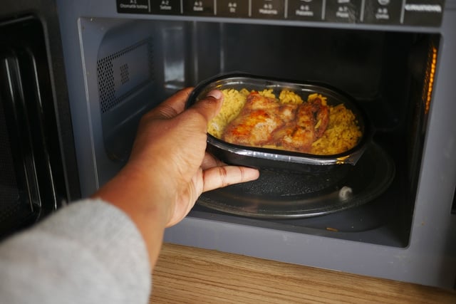 Vai reaquecer sobras? Estes 7 alimentos precisam de atenção especial no micro-ondas