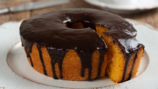 Bolo de cenoura no forno, na airfryer ou no micro-ondas: 3 receitas deliciosas pra você fazer do jeito que achar mais fácil