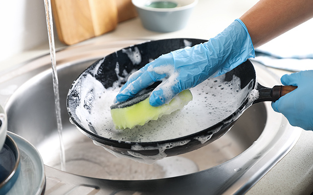 Pouca gente sabe, mas esse ingrediente simples deixa o fundo da panela brilhante em segundos