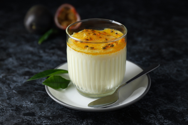 Nem leite condensado, nem creme de leite: essa mousse de maracujá cremosa é uma versão leve, mais saudável e deliciosa