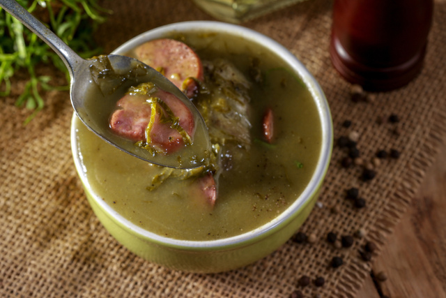 Esqueça qualquer receita de caldo verde que já te ensinaram: essa versão é a mais saborosa de todas e você nunca mais vai querer fazer de outro jeito!