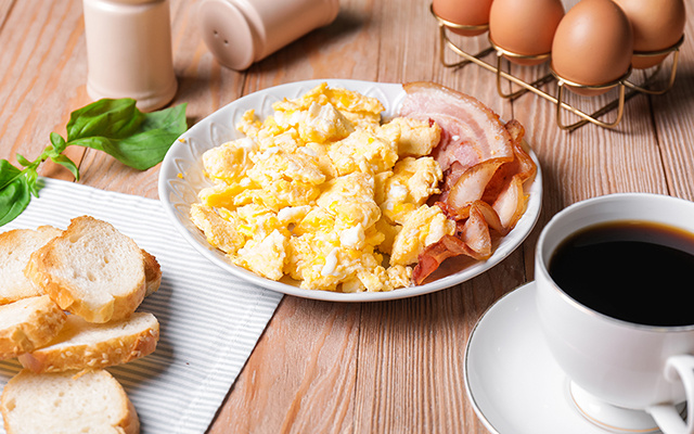 Comer ovos no café da manhã realmente tira a fome? Veja o que a ciência diz