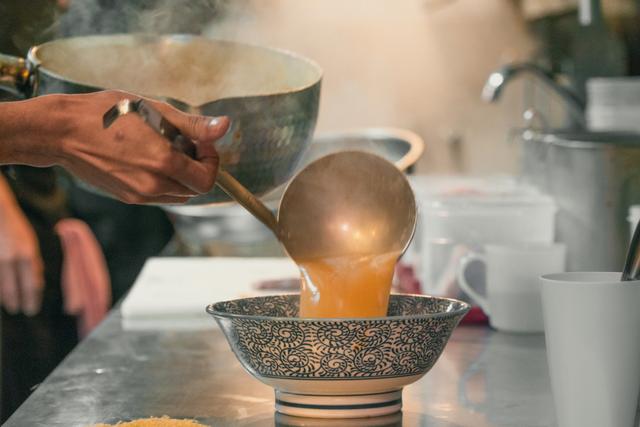 O caldo é essencial no preparo tanto do udon quanto do rámen (Créditos: Shutterstock)