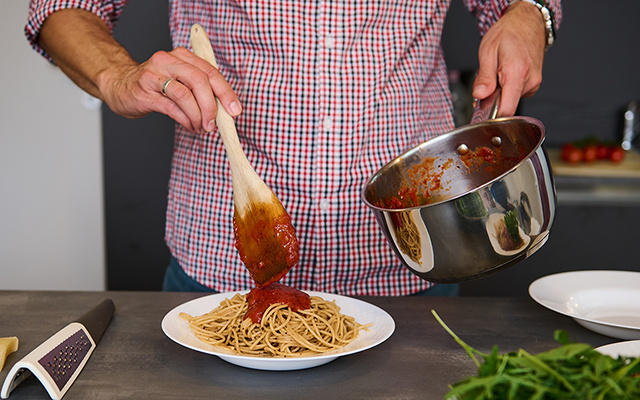 Nem açúcar, nem bicarbonato: a dica surpreendente para tirar a acidez do molho de tomate
