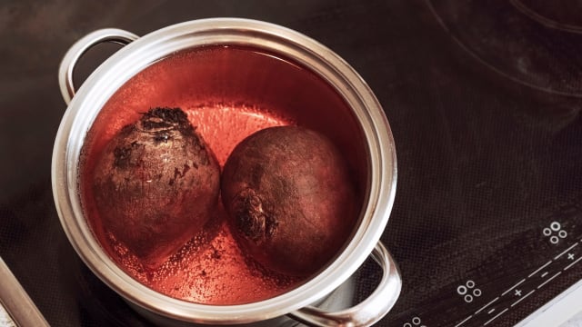 Sem tirar a casca e sem cortar: esse é o melhor jeito de preparar a beterraba, você vai economizar tempo e ela fica muito macia