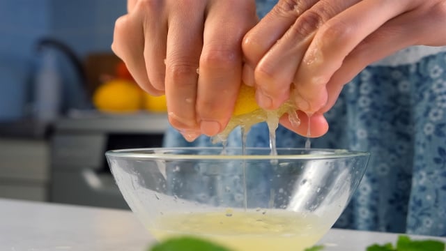 Cuidados com a alimentação e escolhas inteligentes ajudam a manter o corpo hidratado e saudável. (Foto: Shutterstock)