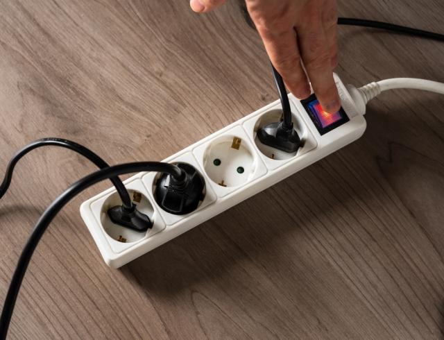 Especialista explica quais são os 5 aparelhos eletrônicos que não devem ser conectados a uma extensão