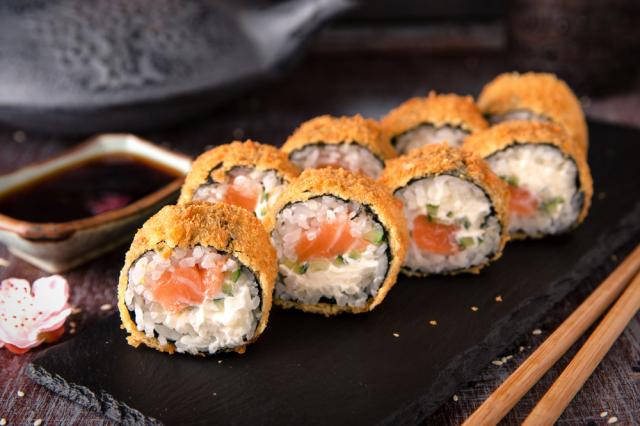O japa tá caro? Aprenda a fazer seu próprio hot filadélfia em casa sem precisar gastar uma fortuna