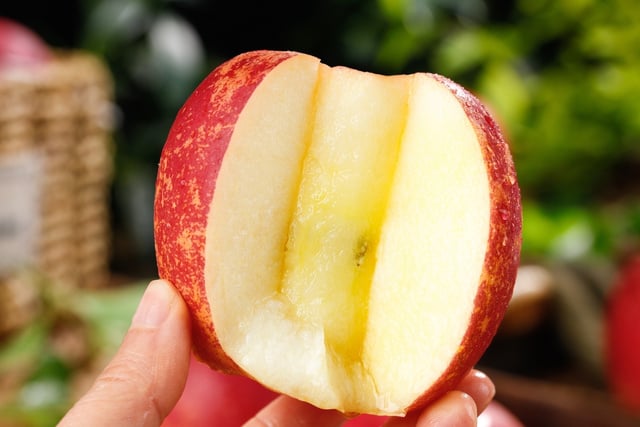 O pingo de mel é mais comum nas maçãs Fuji, conhecidas pelo sabor adocicado, mas também pode aparecer em frutas da variedade Gala. (créditos: Shutterstock)