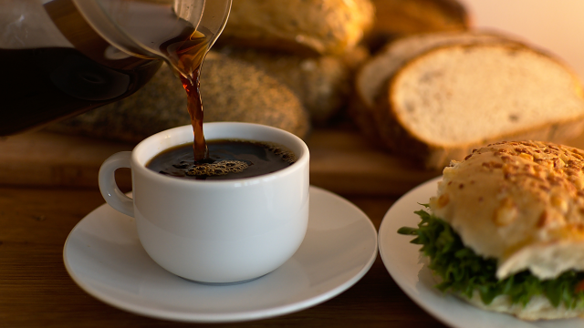 Café gostoso e aromático: tenha uma cafeteira de cápsula com 40% de desconto!