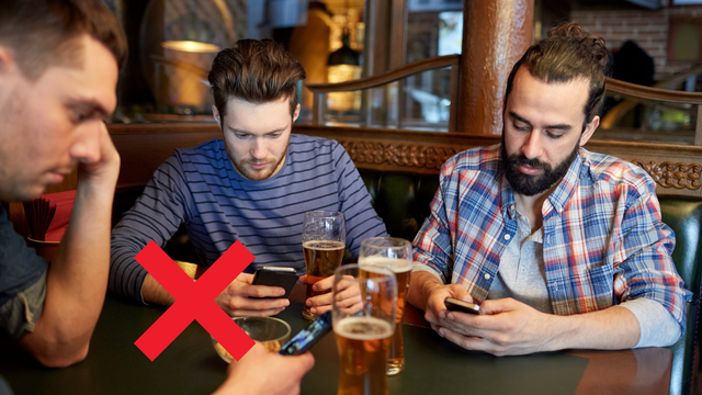 Por que cada vez mais bares e restaurantes estão proibindo o uso de celulares?