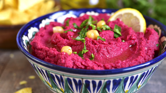 Esse petisco de beterraba que aprendi com uma chef é viciante e acaba em segundos quando faço aqui em casa