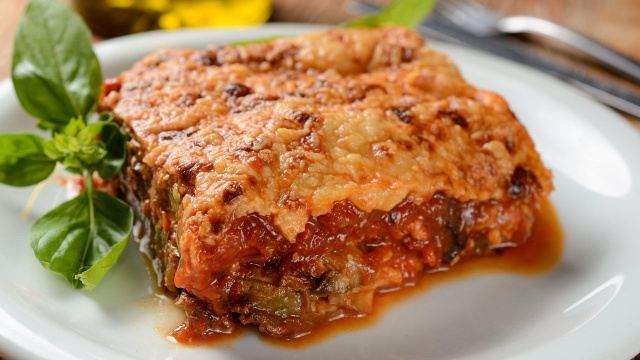 Até quem não consome produtos de origem animal vai poder saborear uma boa lasanha de berinjela! (Créditos: Shutterstock)