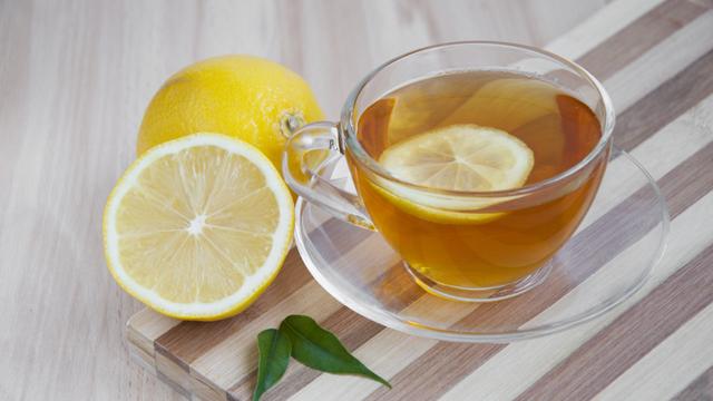 Chá pra acabar com a barriga inchada: receita tem limão e apenas outros dois ingredientes e é ideal para emagrecer e desintoxicar