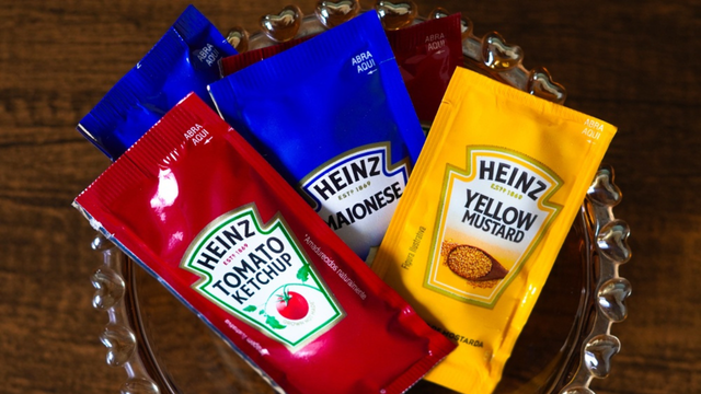 Os sachês ficaram para trás! Entenda por que restaurantes vão deixar de oferecer ketchup, maionese, sal e açúcar a partir de agosto