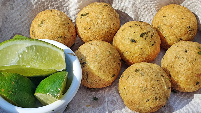 O petisco perfeito para qualquer ocasião: bolinho de tilápia na airfryer fica crocante por fora e macio por dentro
