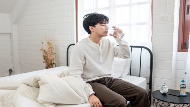 Muitos têm o hábito de beber água ao acordar, ainda em jejum, mas especialistas revelam o que isso faz com o corpo