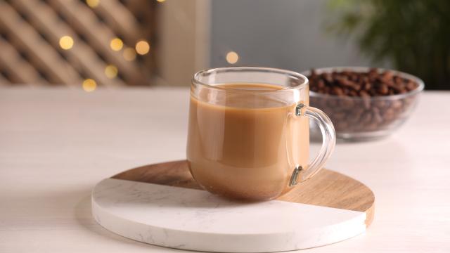 Essa cafeteira que faz uma xícara de café é a opção perfeita para quem mora sozinho