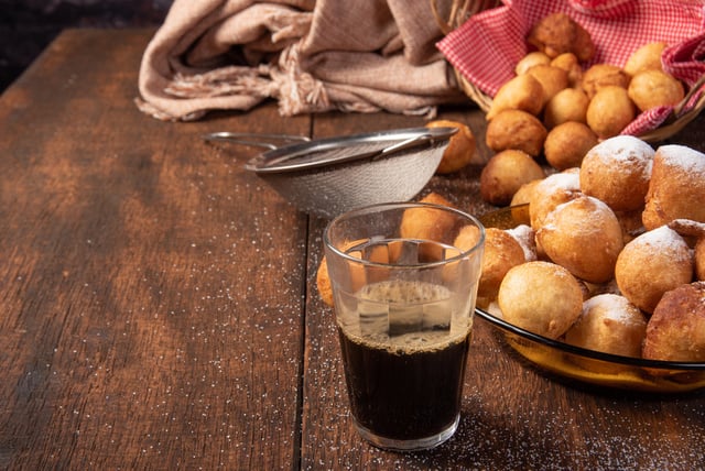 Esse bolinho de chuva com massa de banana tem gostinho de infância e cheiro de café fresco