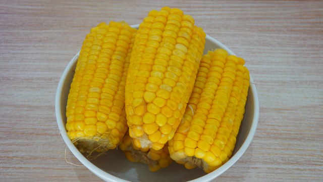 O modo de preparo do milho faz diferença, e não envolve água fervente: TudoGostoso mostra o passo a passo