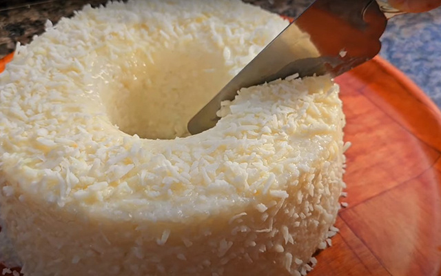 Nem ovo, nem forno: bolo de tapioca com coco é uma iguaria da minha família mineira, a receita é fácil e afetiva