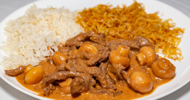 Nada supera esse strogonoff caseiro que eu comia nos almoços de aniversário quando era criança