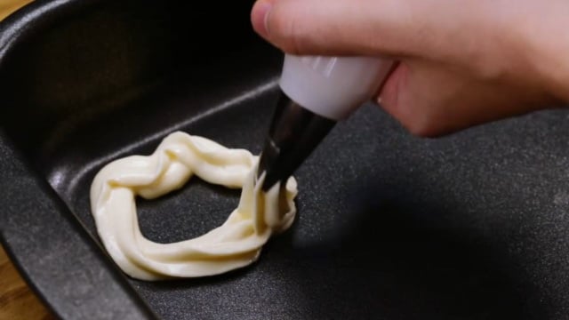 Usar um saco de confeiteiro ajuda a modelar os biscoitos para um resultado mais bonito (Créditos: TudoGostoso)