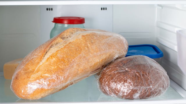 A temperatura baixa da geladeira pode acelerar o endurecimento da massa do pão (Créditos: Shutterstock)