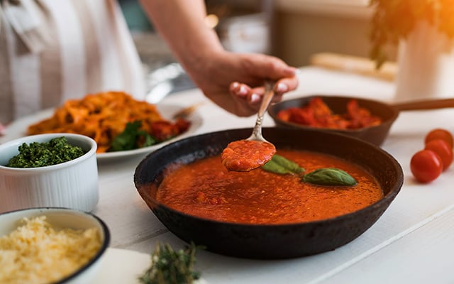 Molho de tomate cremoso caseiro fácil de fazer! Receita prática que transforma qualquer prato em uma explosão de sabor.