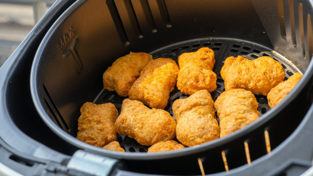 Você nunca mais vai querer nugget congelado depois de fazer esse caseiro, fica crocante e sequinho