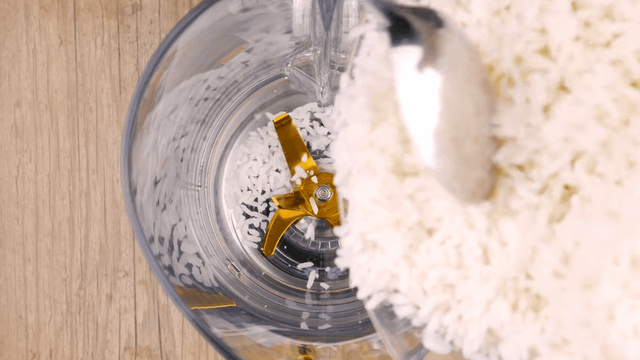 Sobras de arroz cozido viram sobremesa sem vestígio de farinha. (Foto: reprodução canal Cook'n Enjoy no Youtube)
