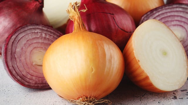 Derramei algumas lágrimas, mas testei cebolas roxas e brancas em várias receitas e descobri qual é a melhor para cada prato