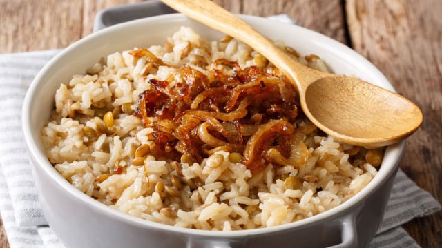 Arroz com lentilha e cebola frita: o segredo para fazer o clássico da culinária árabe em casa