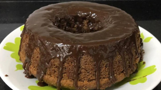 O bolo de chocolate de liquidificador vai conquistar as crianças e os adultos (Créditos: TudoGostoso)