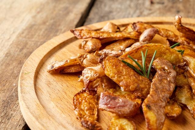 Se você joga fora as cascas de batata, agora você não joga mais: aprenda a fazer um snack delicioso com essa parte do alimento para driblar a fome