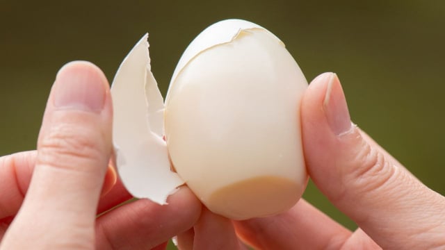 Adicione este ingrediente à água enquanto cozinha os ovos: a casca se solta de uma vez só
