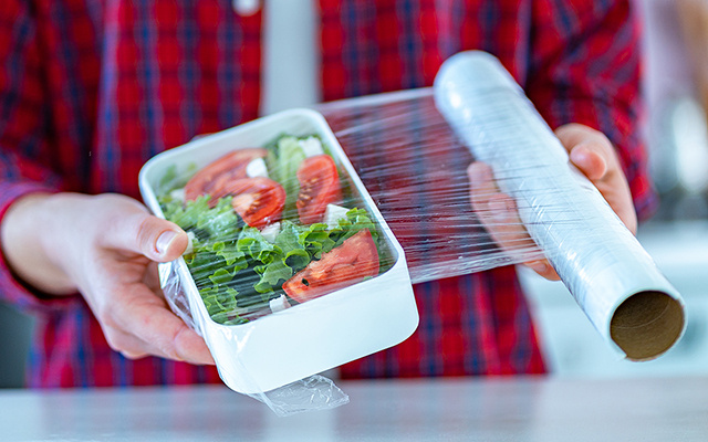 Nunca mais passei raiva para achar a pontinha do plástico-filme depois que aprendi esse truque simples