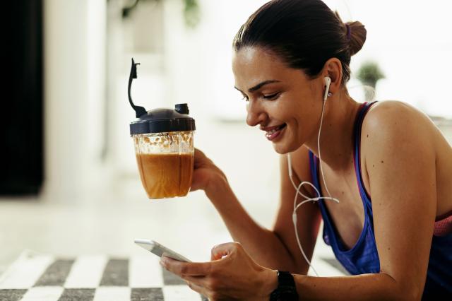Cafeína atrapalha os efeitos da creatina? Nutricionista esportivo responde se pode misturar as substâncias