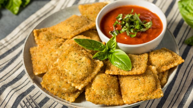 Crocante por fora e cremoso por dentro: na minha família comemos ravioli frito como petisco e todo mundo ama