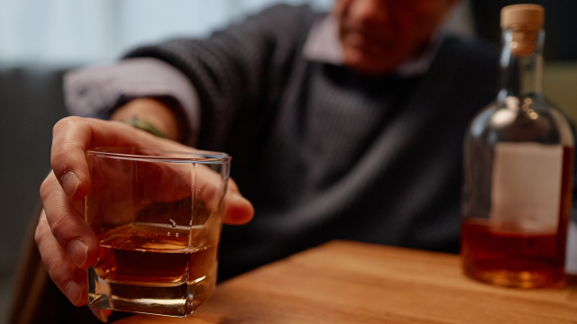 Neurologista alerta: "Se você tem 65 anos ou mais, recomendo que se abstenha de álcool permanentemente”