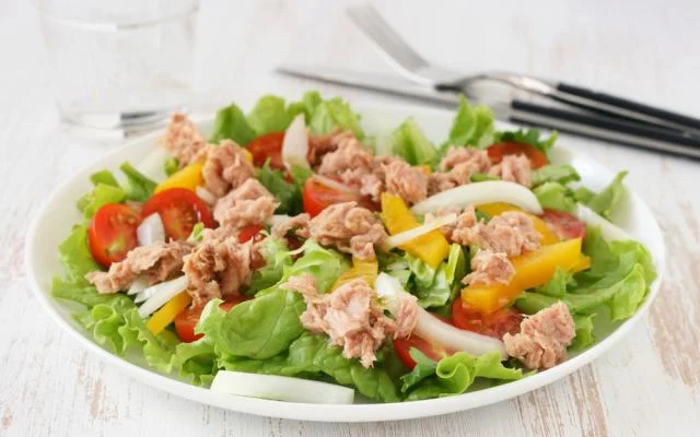 Uma saladinha com atum é perfeita para um jantar leve e saudável (Créditos: Becel/TudoGostoso)