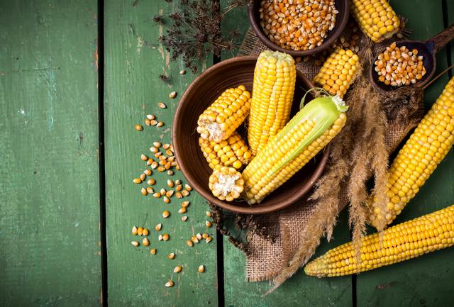 Milho é rico em nutrientes, mas casamento com ingredientes mais calóricos pode fazer receitas virarem "bomba" no organismo. (Crédito: Shutterstock)
