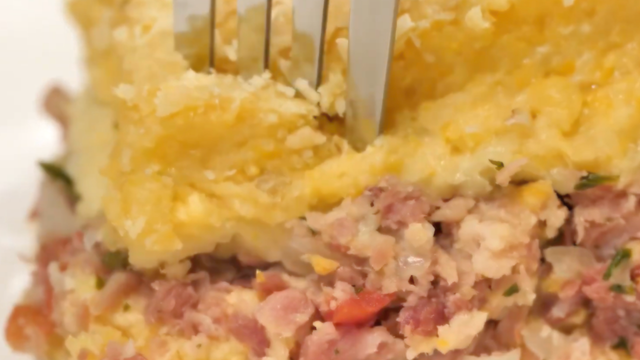 Receita fácil para o almoço: essa torta de flocão com carne seca e queijo coalho vai muito além do cuscuz