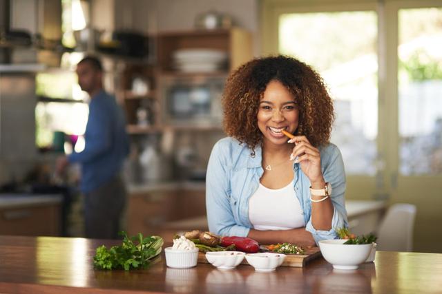 Aqui está o que as mulheres acima dos 40 anos devem comer, segundo nutricionista