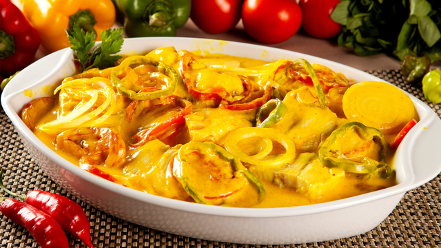 Peixe assado com batatas e ervas. (créditos: Shutterstock)