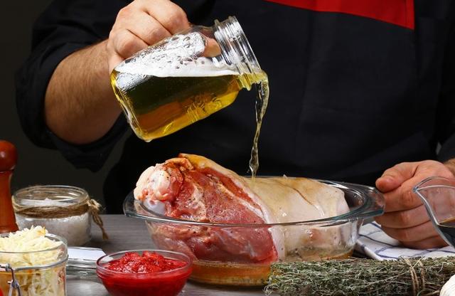 Por que a cerveja amacia a carne? Descubra como usar a bebida como tempero!