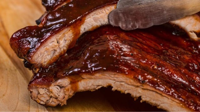 A costelinha com molho agridoce picante é uma mistura de sabores incrível! (Créditos: TudoGostoso)