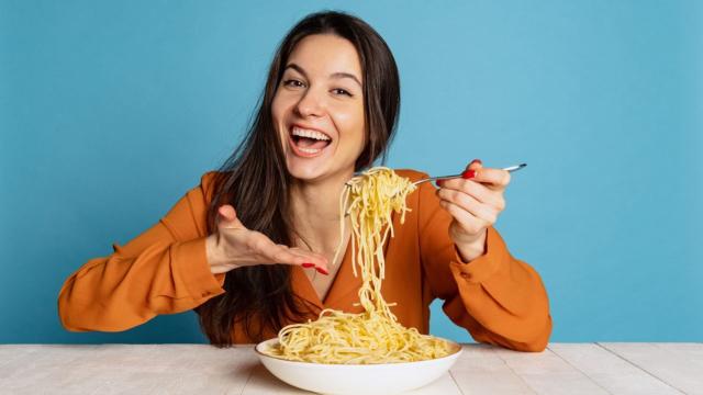 Palavra de bioquímica: dá para comer macarrão, pão e arroz sem ter picos de glicose com esse truque simples na hora da refeição