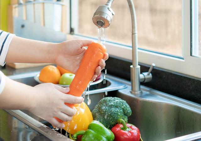 A maioria faz errado: veja como lavar cenoura da forma certa