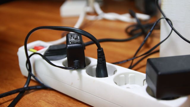 Uso indevido de adaptadores pode sobrecarregar a rede elétrica e oferecer riscos à segurança da casa (Créditos: Shutterstock)